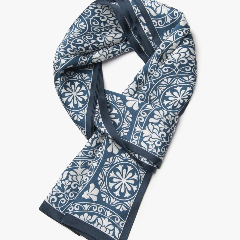 Rencontrez un bandana en coton personnalisé avec impression d’écharpes dans une usine Twilly Design